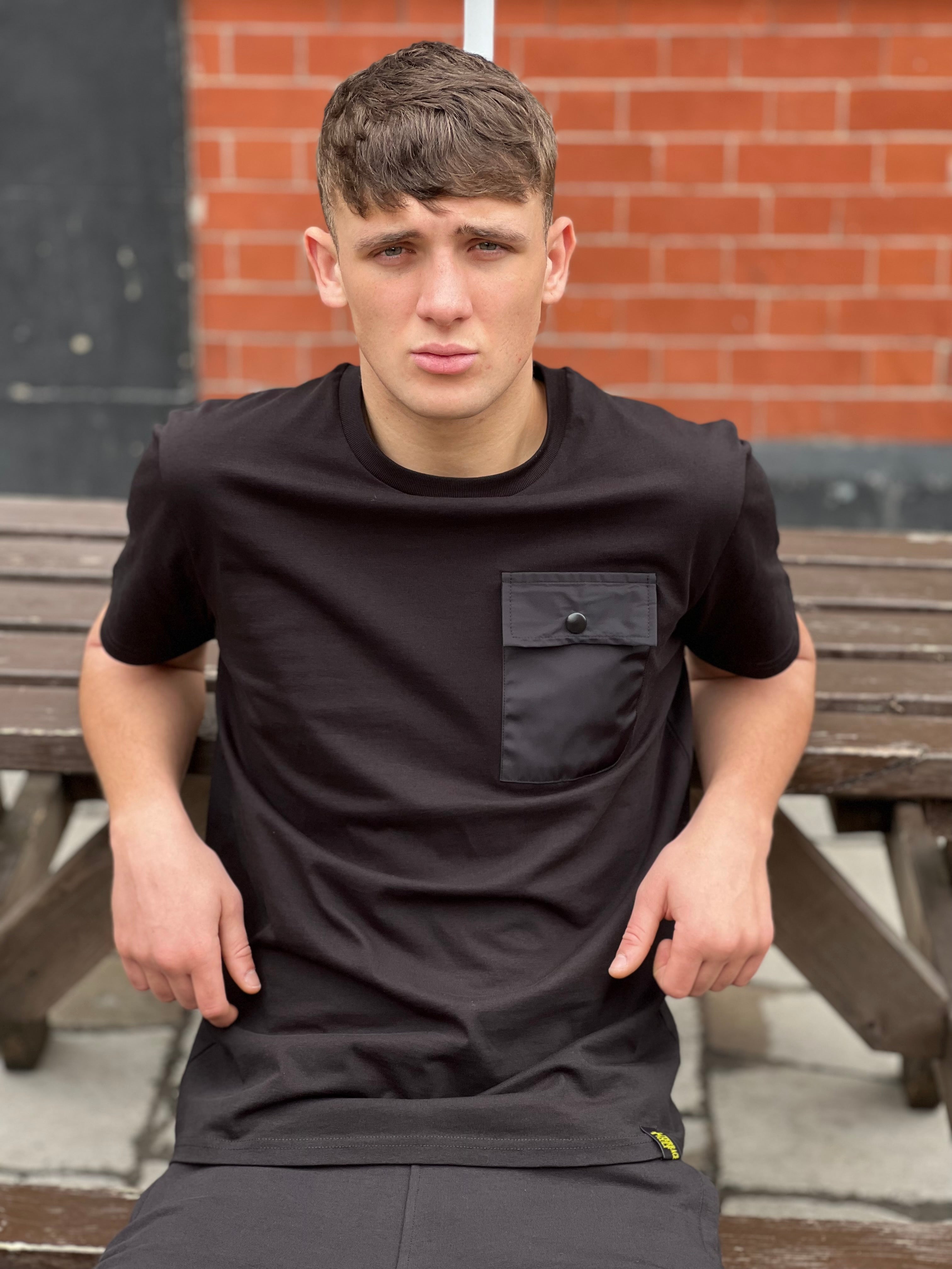 TERRACE CULT POCKET TEE :: ZWART